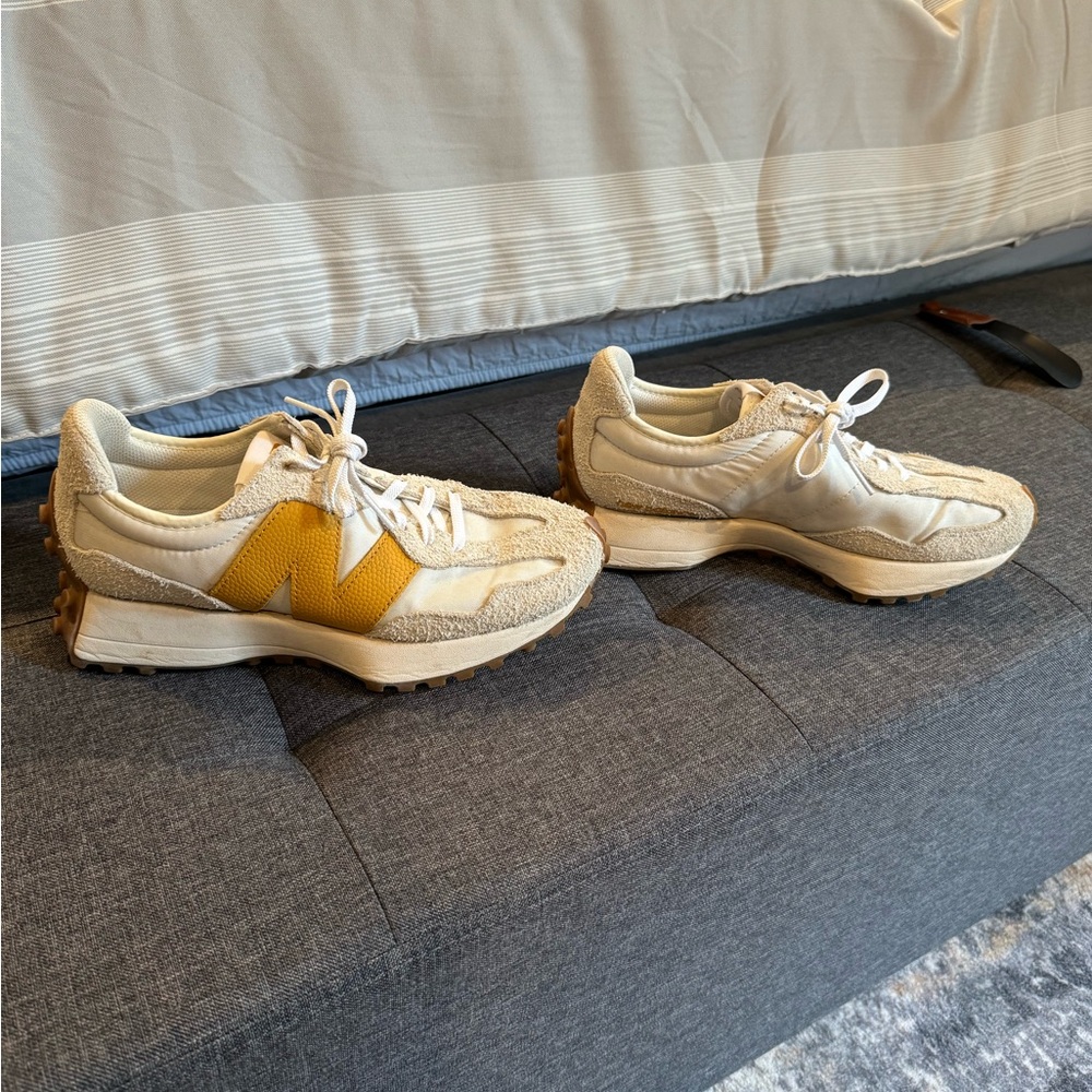 New Balance 327 women.  SZ8.5 great condition.